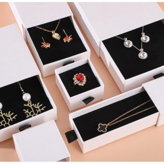 PUDEŁKO OZDOBNE NA zestaw BIŻUTERII, NASZYJNIK 10 x 10 x 3,5 cm PDOZ13B