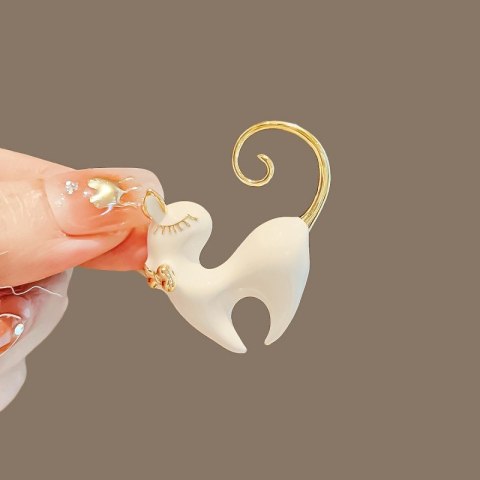 Broszka ozdobna emaliowany biały kotek BZ206