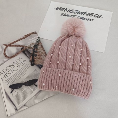 Czapka zimowa dzianinowa z pomponem i perełkami pudrowy róż CZ36WZ1