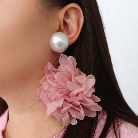 Kolczyki wiszące, efektowne tiulowe kwiat z perła, sztyft krem K1710