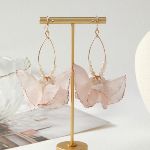Kolczyki wiszące, efektowne tiulowe z koralikami pudrowe K1700
