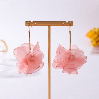 Kolczyki wiszące, efektowne tiulowe z koralikami pudrowy róż K1702