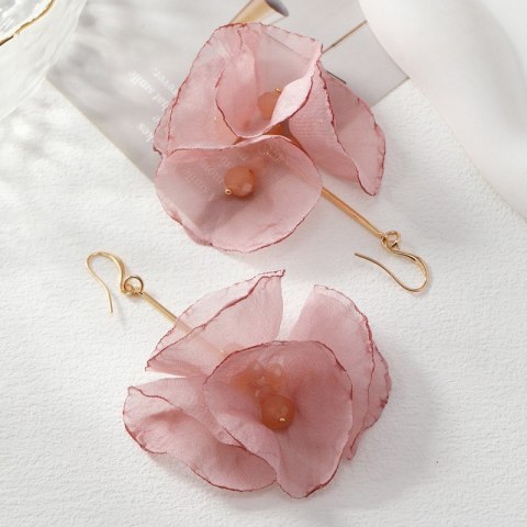 Kolczyki wiszące, efektowne tiulowe z koralikami pudrowy róż K1702