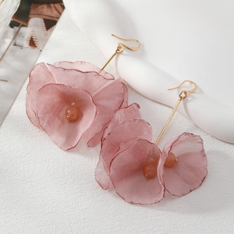 Kolczyki wiszące, efektowne tiulowe z koralikami pudrowy róż K1702