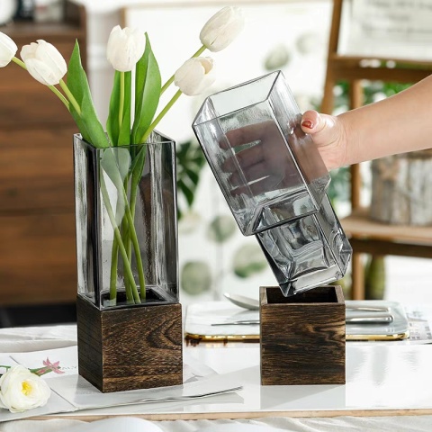 Rustykalny, drewniany i szklany luksusowy wazon z drewnianą podstawą - odpowiedni do dekoracji salonu i aranżacji kwiatowych